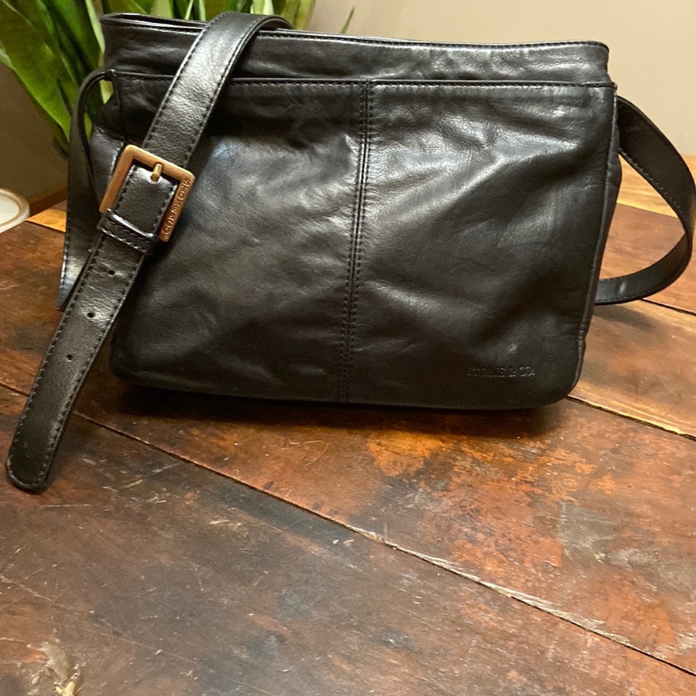 STONE & CO Black Womens shoulder bag- 3 interior pockets -adjustable strap. EUC